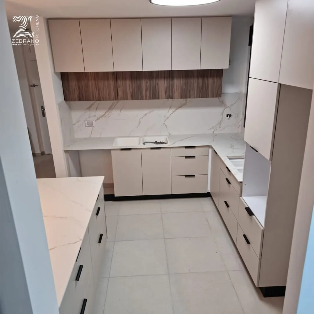 מטבח בז' עם גב שיש קלקטה ופס עץ אגוז