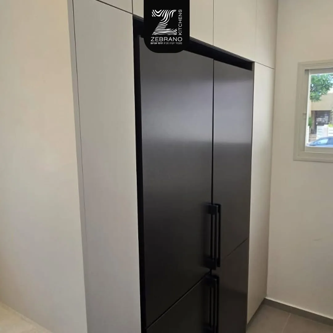נישת מקרר שחור משולבת בארונות בהירים